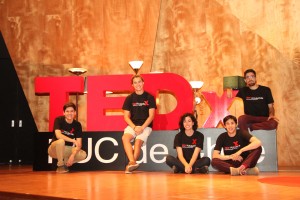 Ariel Gallardo, encargado de medios y jefe de Docencia CAi; Alejandro Quiñones, encargado de experiencia y estudiante de Ingeniería UC; Kathleen Curtis, encargada de speakers y estudiante de Letras Inglesas UC; Cristobal Cathalifaud, encargado de logística y estudiante de College; Diego Espinoza, encargado de finanzas y jefe de Proyectos CAi.