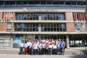 El grupo de ex estudiantes en el frontis del Edificio Raúl Devés luego de 30 años desde su ingreso a la carrera.