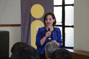 La directora ejecutiva de Ingeniería UC, Ana María Bravo, dando la bienvenida al inicio de la charla "Fuerza del Milenio".