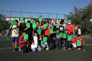 En la foto de Prensa UC algunos de los niños con los que trabaja la fundación junto al ingeniero Guillermo Rolando.