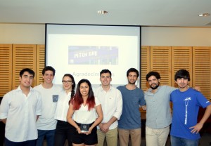 Amanda Céspede (21) sosteniendo reconocimiento del primer lugar del concurso junto a jóvenes participantes de la competencia.