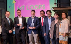 Los exalumnos Andrés Rodríguez y Sergio Valenzuela recibiendo el premio Avonni en Minería y Metalurgia 2016 acompañados del equipo de Mining TAG.