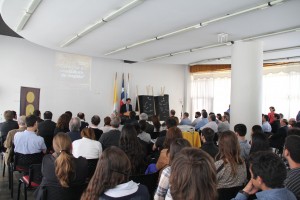 Alumnos, profesionales, administrativos, profesores y autoridades de la Escuela participaron de la ceremonia de firma del Código de Honor en Ingeniería UC.