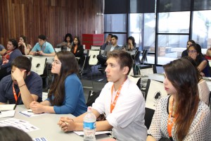 Jóvenes hombres y mujeres de diversas instituciones educacionales asistieron al primer encuentro de este tipo organizado por universitarias especializadas en la ingeniería de minería.