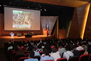 Claudia Bustos de Minvu exponiendo en el auditorio del Complejo Andrónico Luksic Abaroa en el Campus San Joaquín UC el 4 de noviembre.