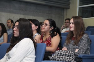 Luego de la charla los estudiantes realizaron preguntas al profesor.