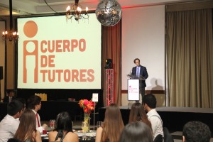 Tutores 2016 se reunieron junto a autoridades, entre ellos el decano Juan Carlos de la Llera, y coordinadores de Tutores de diversas generaciones para celebrar sus 25 años.