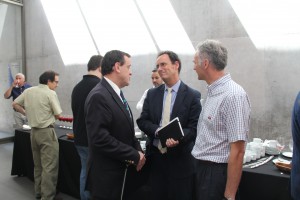 El rector Ignacio Sánchez junto al decano de la Facultad de Ingeniería Juan Carlos de la Llera y el profesor del departamento de Ingeniería Eléctrica, Pablo Irarrázaval.