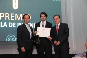 De izquierda a derecha el decano Juan Carlos de la Llera junto al alumno destacado con el "Premio Escuela de Ingeniería" Rodrigo Henríquez, y el rector Ignacio Sánchez.