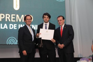 De izquierda a derecha el decano Juan Carlos de la Llera junto al alumno destacado con el "Premio Escuela de Ingeniería" Rodrigo Henríquez, y el rector Ignacio Sánchez.