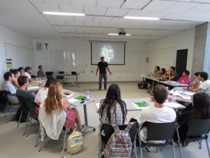 Rodrigo Abarzúa, ingeniero UC y cofundador de la fundación Fútbol Más, en una de las charlas del curso.