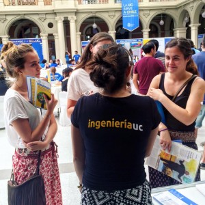 Estudiantes en el stand de Ingeniería UC.