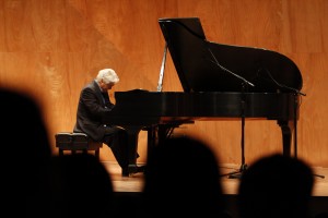 El destacado pianista nacional Roberto Bravo también ha sido uno de los artistas que han presentado en el auditorio Luksic.