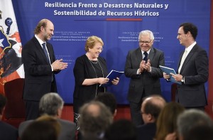 Decano De la Llera entregando informe de CREDEN a la Presidenta Michelle Bachelet.