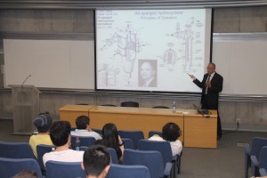 Profesor Jan Hupka exponiendo acerca de las aplicaciones y potencialidades del Spinning Fluids Reactor en minería.