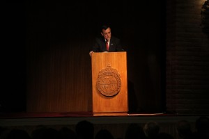 El rector Ignacio Sánchez dando inicio a la Ceremonia.