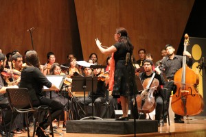 La maestra Karin Friedli en la interpretación de los villancicos.