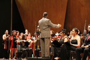 El maestro e ingeniero UC Eduardo Jahnke en la dirección de Gloria de Vivaldi.