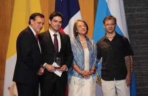 El académico de Ingeniería UC recibiendo el Premio a la Excelencia de Tesis Doctoral en el área