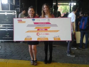 Manuela Rodríguez (a la izquierda en la foto) recibiendo premio tras triunfar en la competencia "