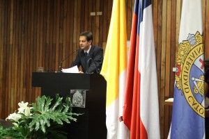 El vicedecano de Ingeniería UC y co-director del programa, Pedro Bouchon, en discurso inicial de la ceremonia.