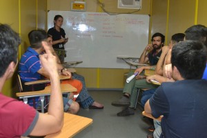 Miembros del equipo de "ASombra" reunidos con internos de Colina II para definir en conjunto nombre del proyecto.