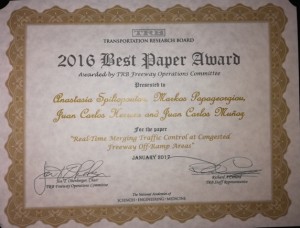 Este es el diploma que recibieron los profesores de Ingeniería UC en conjunto con dos profesores griegos por su trabajo en conferencia TRB 2017.