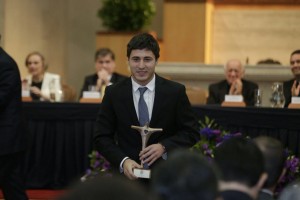 El exalumno de Ingeniería UC, Gonzalo Jara de 25 años, recibió el Premio Espíritu UC 2016.