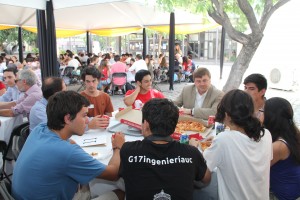 Alumnos novatos resolvieron dudas con académicos y Tutores en un almuerzo en el patio de Ingeniería UC.