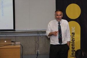 El profesor Tom Bruce, director internacional de la universidad escocesa dictó la charla sobre energías sustentables en el auditorio del edificio San Agustín.