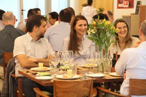 De izquierda a derecha profesores Ricardo Serpell, María Molinos, María Rodríguez conversando en el encuentro mensual.