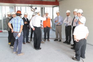 El recorrido por el nuevo edificio de Ciencia y Tecnología de la Escuela, estuvo encabezado por el vicedecano de la Escuela, Enzo Sauma.