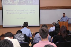 René Botnar, académico de King's College London, comenzó las exposiciones con una charla introductoria sobre imágenes biomédicas.