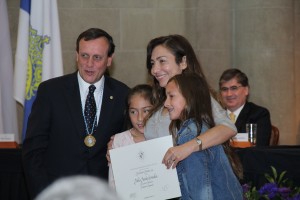 La esposa e hijas del profesor Pablo Pastén recibieron el reconocimiento por parte del rector Ignacio Sánchez.