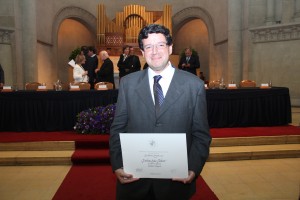 En la foto, Esteban Sáez con el diploma de reconocimiento en la categoría general.