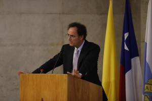 En la ceremonia, el decano de Ingeniería UC, Juan Carlos de la Llera, dio unas palabras en las que destacó la importancia del proceso de acreditación.