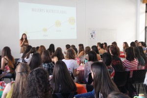 En la foto, Soledad Ferrer, directora de Responsabilidad Social de la Escuela, exponiendo en el lanzamiento del programa Mujeres Ingeniería UC 2017, desarrollado con una alta convocatoria el 8 de marzo de este año.