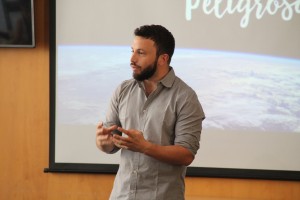 Sebastián Salinas, fundador de Ballon Chile, exponiendo a los alumnos en la charla del curso "Emprendimiento Social y Empresas B".