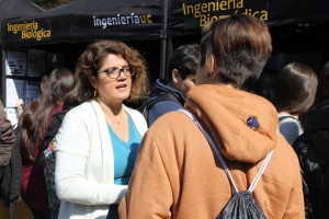 La profesora Loreto Valenzuela, estuvo resolviendo las dudas en el stand de Ingeniería Biomédica.