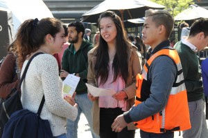 Alumnos resolviendo sus dudas sobre el major en Ingeniería de Minería.