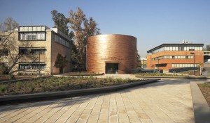 El museo se encuentra ubicado en el Complejo Andrónico Luksic Abaroa del Campus San Joaquín.