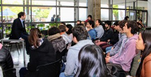 Cristóbal Bisso habló sobre Ingenieros Sin Fronteras con los estudiantes. 