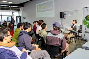 La Semana de Emprendimiento Social y Empresas B comenzó con un encuentro entre ex alumnos emprendedores y estudiantes.