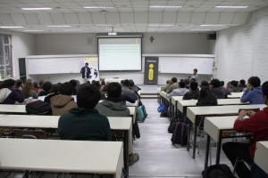 Los estudiantes se informan sobre procesos importantes de la Escuela de Ingeniería en estas instancias.