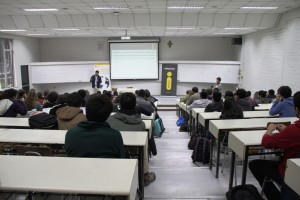 Los estudiantes se informan sobre procesos importantes de la Escuela de Ingeniería en estas instancias. 