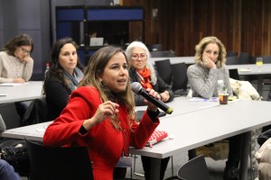 Los asistentes realizaron preguntas a Hazel Sive. 
