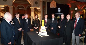 Las autoridades de la Escuela y la Universidad cantaron el cumpleaños feliz para celebrar el aniversario.