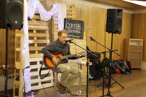 Profesores y alumnos tocaron instrumentos y cantaron en el CoffeeHouse.