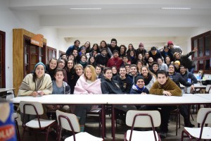 150 alumnos se trasladaron hasta el sur del país para ayudar a familias de escasos recursos a impulsar sus microemprendimientos, a través de la construcción de invernaderos, hornos de barro, entre otros.