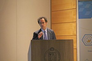 El decano de Ingeniería UC, Juan Carlos de la Llera, presentando sobre desastres naturales.